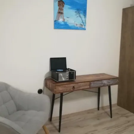 Apartman S Vyhladom 克雷姆尼察